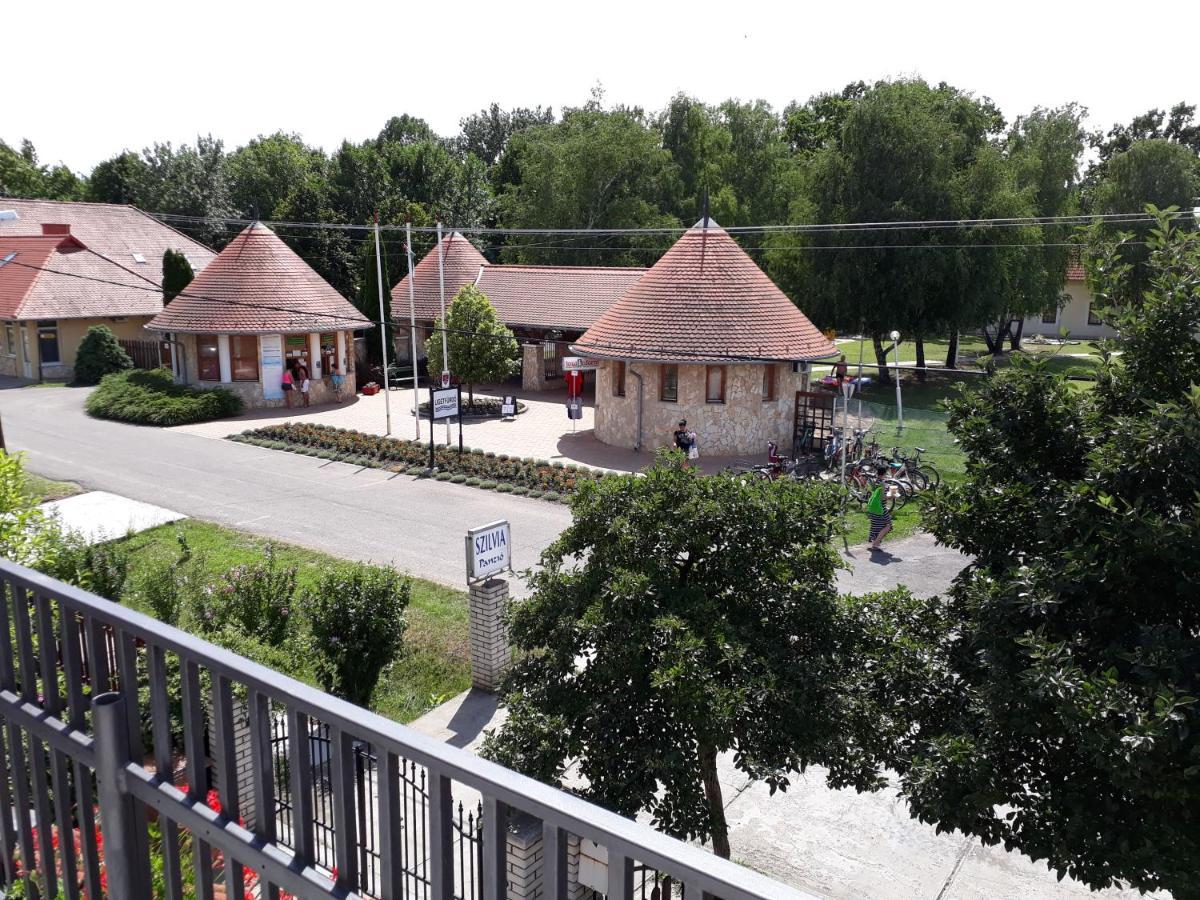 Szilvia Panzió Gyomaendrőd Acomodação com café da manhã Exterior foto