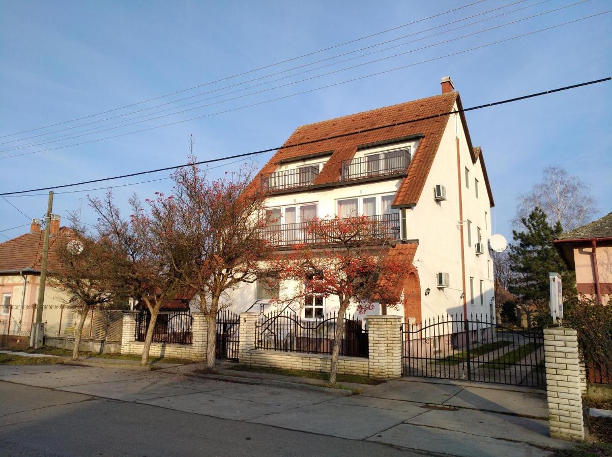 Szilvia Panzió Gyomaendrőd Acomodação com café da manhã Exterior foto