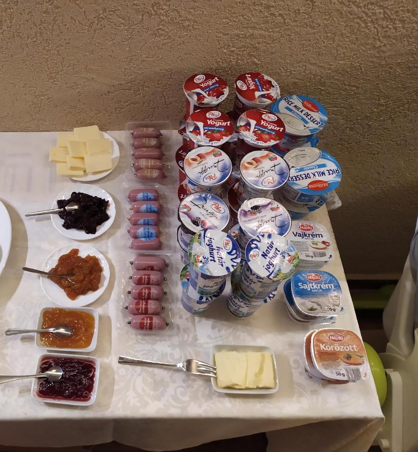 Szilvia Panzió Gyomaendrőd Acomodação com café da manhã Exterior foto