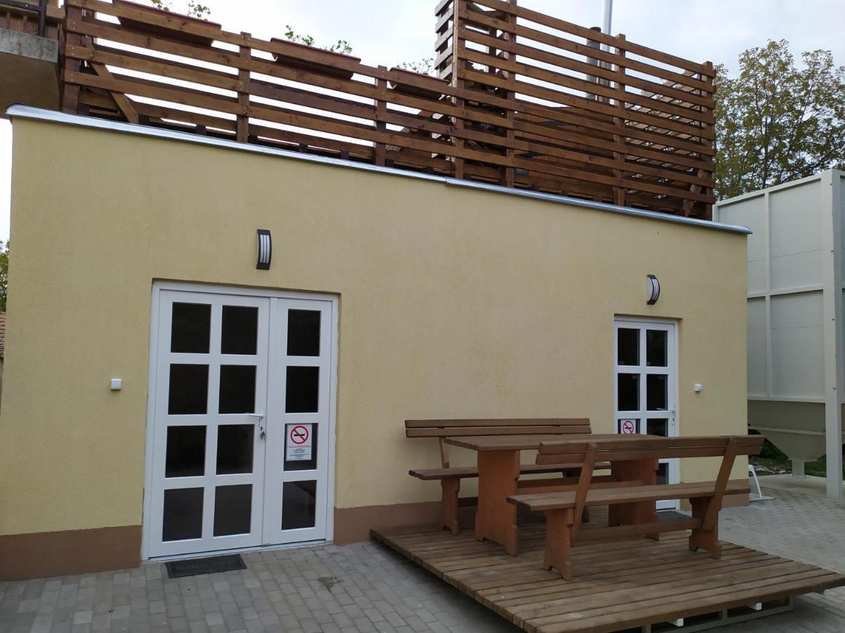Szilvia Panzió Gyomaendrőd Acomodação com café da manhã Exterior foto